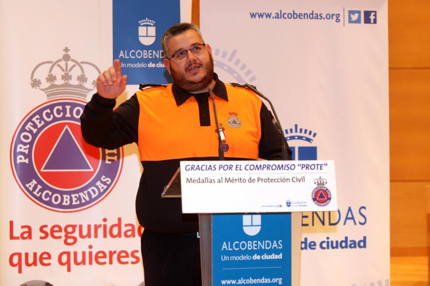 Entrega de Medallas al Mérito de Protección Civil - Imagen de un miembro de un protección civil dirigiéndose al público asistente. 