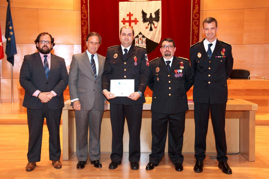Entrega de Medallas al Mérito de Protección Civil - Imagen de un posado del alcalde García de Vinuesa y otras autoridades con condecorado.