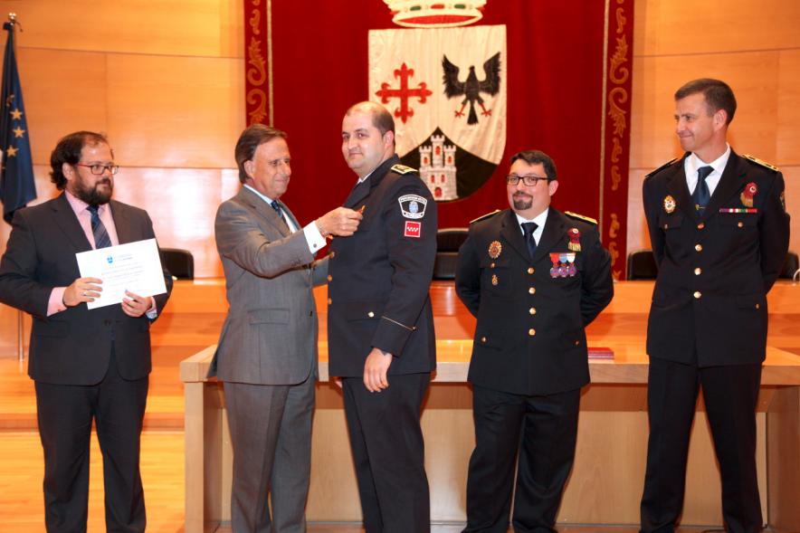 Entrega de Medallas al Mérito de Protección Civil - Imagen unas autoridades y del alcalde García de Vinuesa concediendo su medalla a un condecorado.