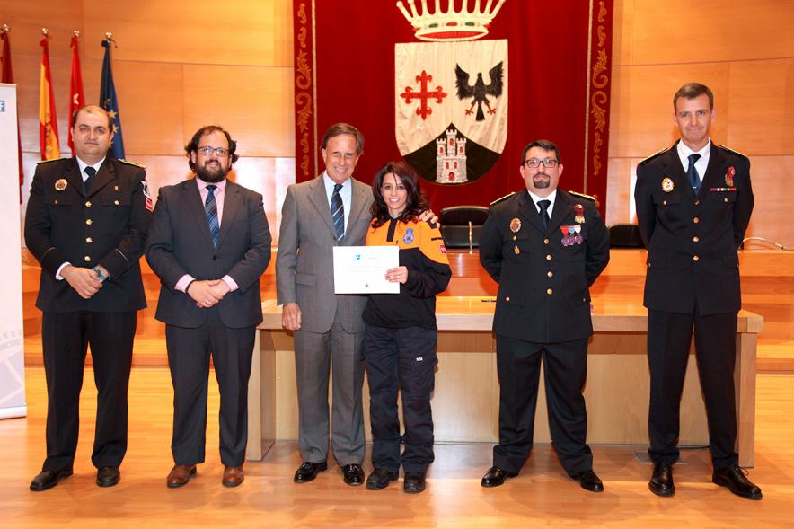 Entrega de Medallas al Mérito de Protección Civil - Imagen de un posado del alcalde García de Vinuesa y otras autoridades con condecorada.