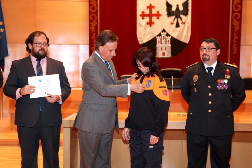 Entrega de Medallas al Mérito de Protección Civil - Imagen unas autoridades y del alcalde García de Vinuesa concediendo su medalla a un condecorada.