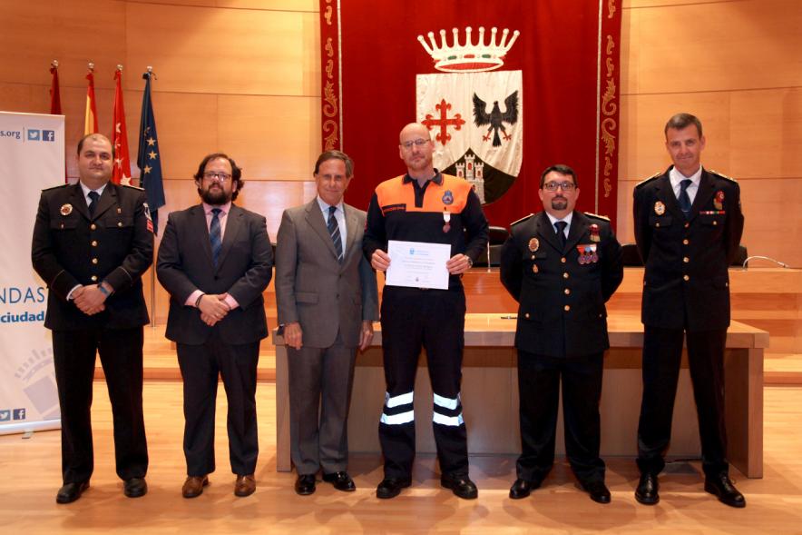 Entrega de Medallas al Mérito de Protección Civil -  Imagen de un posado del alcalde García de Vinuesa y otras autoridades con condecorado.