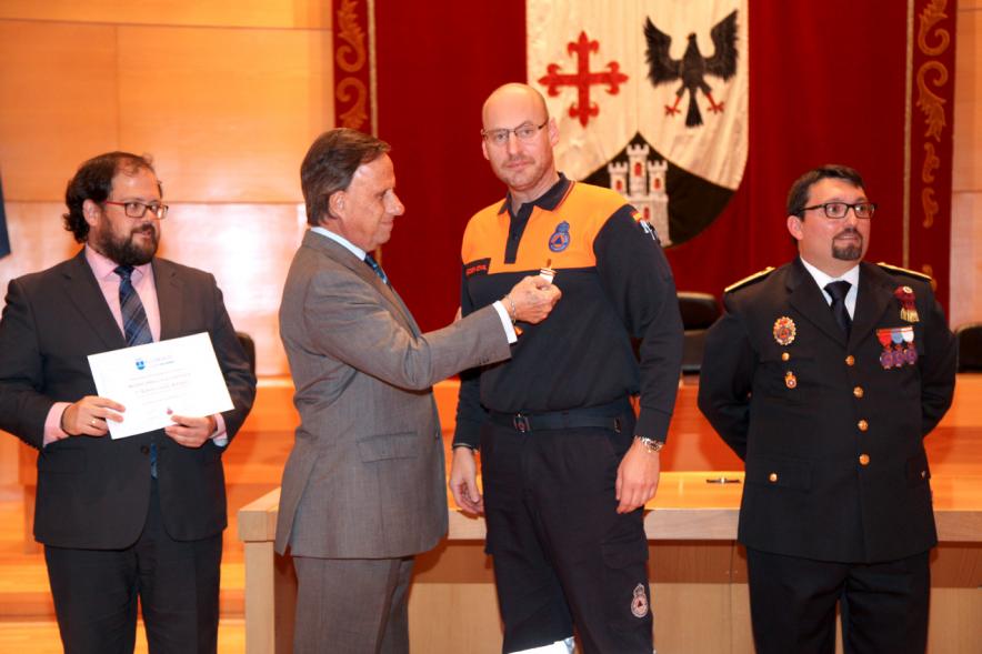 Entrega de Medallas al Mérito de Protección Civil - Imagen unas autoridades y del alcalde García de Vinuesa concediendo su medalla a un condecorado.