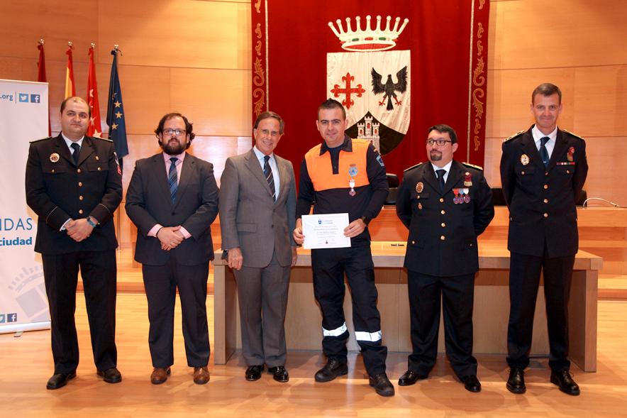 Entrega de Medallas al Mérito de Protección Civil -  Imagen de un posado del alcalde García de Vinuesa y otras autoridades con condecorado.