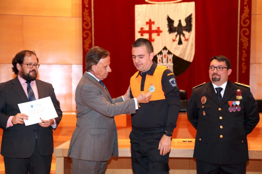 Entrega de Medallas al Mérito de Protección Civil - Imagen unas autoridades y del alcalde García de Vinuesa concediendo su medalla a un condecorado.