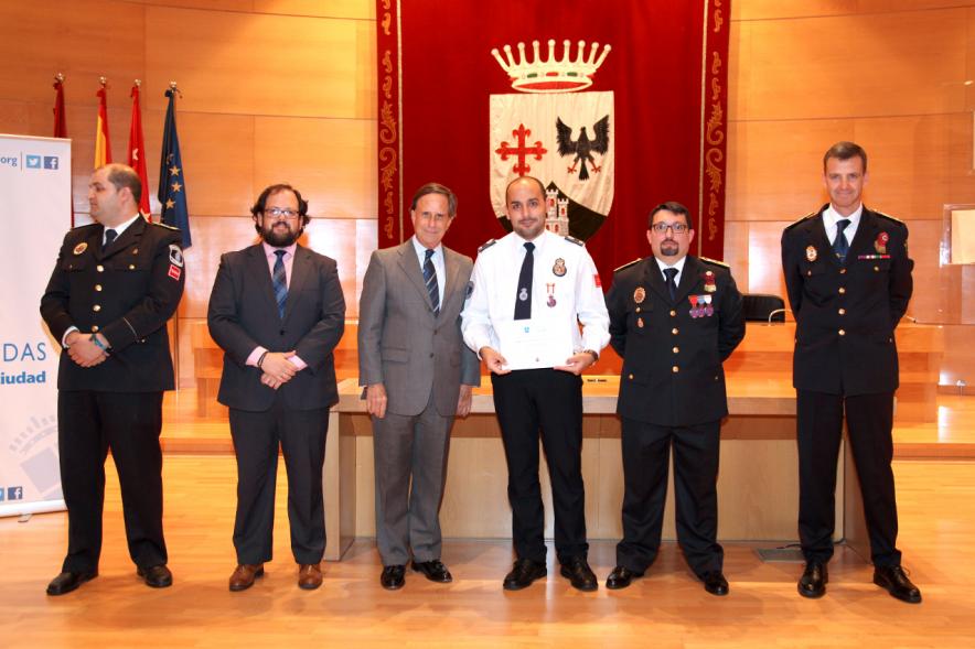 Entrega de Medallas al Mérito de Protección Civil - Imagen de un posado del alcalde García de Vinuesa y otras autoridades con condecorado.