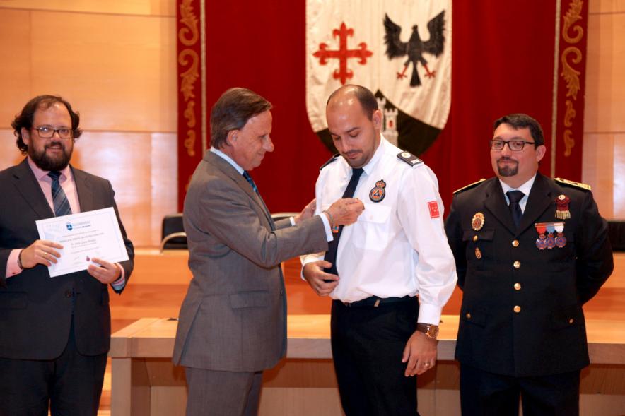 Entrega de Medallas al Mérito de Protección Civil - Imagen unas autoridades y del alcalde García de Vinuesa concediendo su medalla a un condecorado.