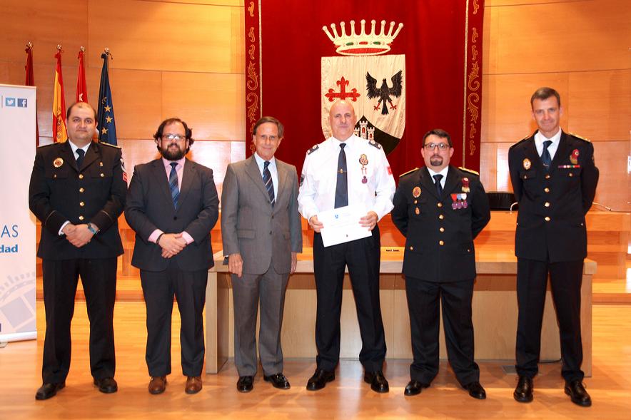 Entrega de Medallas al Mérito de Protección Civil - Imagen de un posado del alcalde García de Vinuesa y otras autoridades con condecorado.