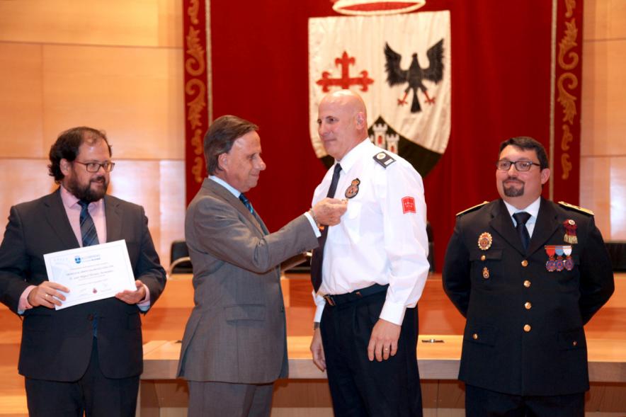 Entrega de Medallas al Mérito de Protección Civil - Imagen unas autoridades y del alcalde García de Vinuesa concediendo su medalla a un condecorado.