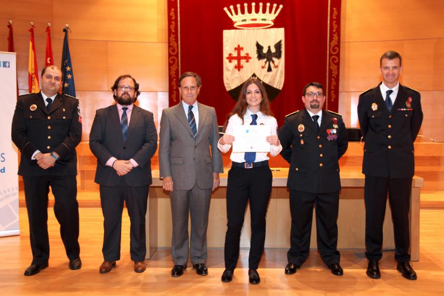 Entrega de Medallas al Mérito de Protección Civil -  Imagen de un posado del alcalde García de Vinuesa y otras autoridades con condecorada.