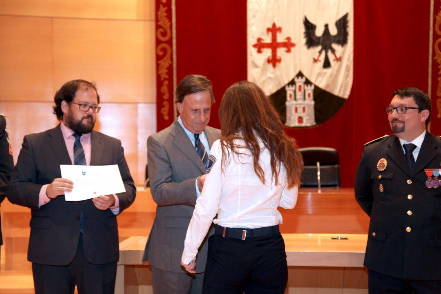 Entrega de Medallas al Mérito de Protección Civil - Imagen unas autoridades y del alcalde García de Vinuesa concediendo su medalla a un condecorada.