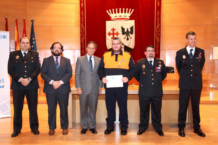Entrega de Medallas al Mérito de Protección Civil - Imagen de un posado del alcalde García de Vinuesa y otras autoridades con condecorado.