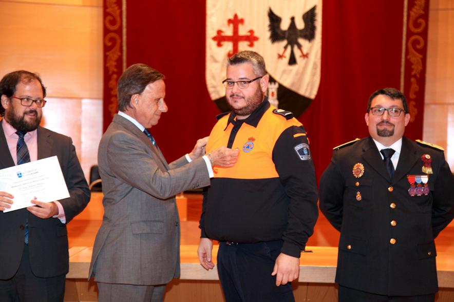 Entrega de Medallas al Mérito de Protección Civil - Imagen unas autoridades y del alcalde García de Vinuesa concediendo su medalla a un condecorado.