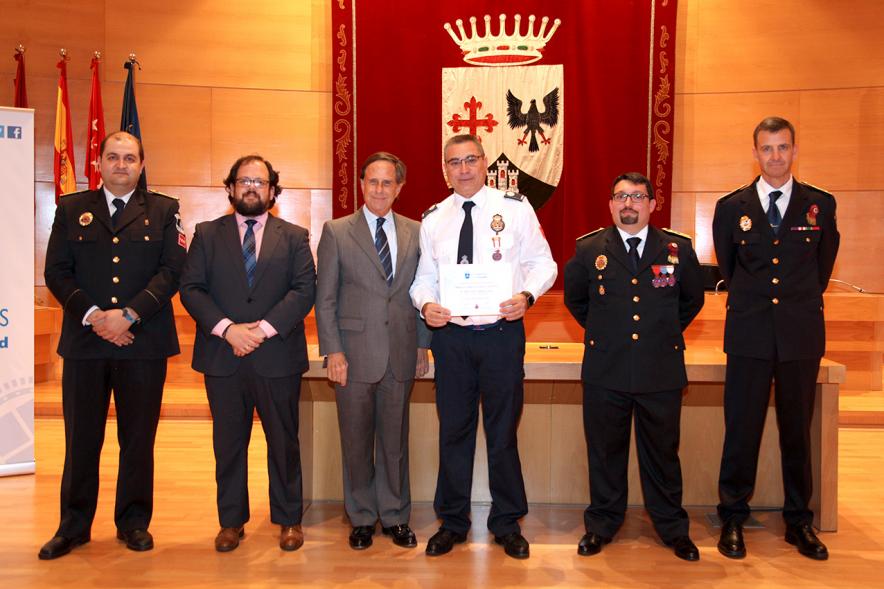 Entrega de Medallas al Mérito de Protección Civil - Imagen de un posado del alcalde García de Vinuesa y otras autoridades con condecorado.
