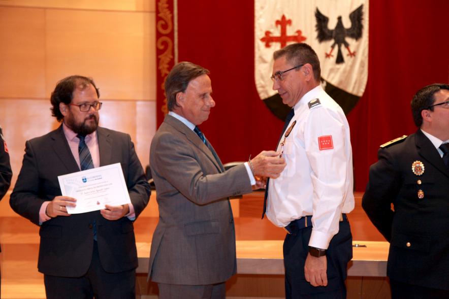 Entrega de Medallas al Mérito de Protección Civil - Imagen unas autoridades y del alcalde García de Vinuesa concediendo su medalla a un condecorado.