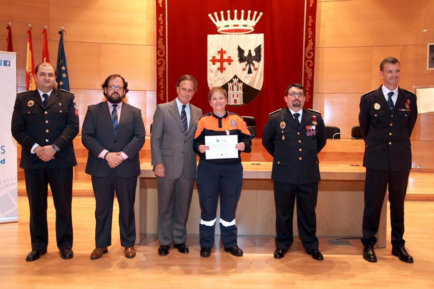 Entrega de Medallas al Mérito de Protección Civil -  Imagen de un posado del alcalde García de Vinuesa y otras autoridades con condecorada.