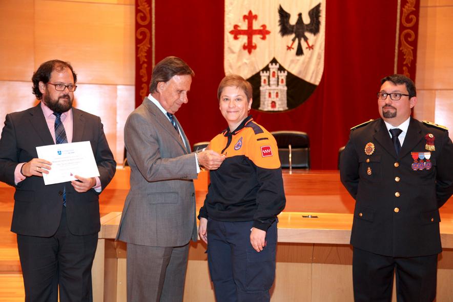 Entrega de Medallas al Mérito de Protección Civil - Imagen unas autoridades y del alcalde García de Vinuesa concediendo su medalla a un condecorada.
