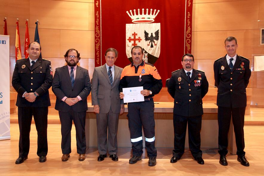 Entrega de Medallas al Mérito de Protección Civil - Imagen de un posado del alcalde García de Vinuesa y otras autoridades con condecorado.