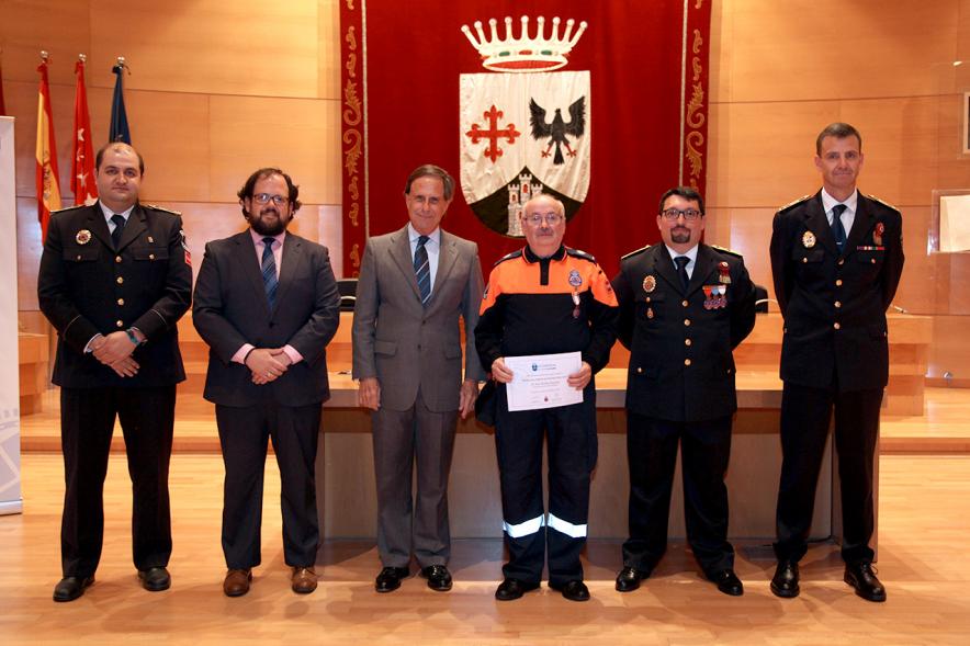 Entrega de Medallas al Mérito de Protección Civil - Imagen de un posado del alcalde García de Vinuesa y otras autoridades con condecorado.