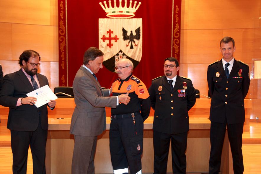 Entrega de Medallas al Mérito de Protección Civil - Imagen unas autoridades y del alcalde García de Vinuesa concediendo su medalla a un condecorado.