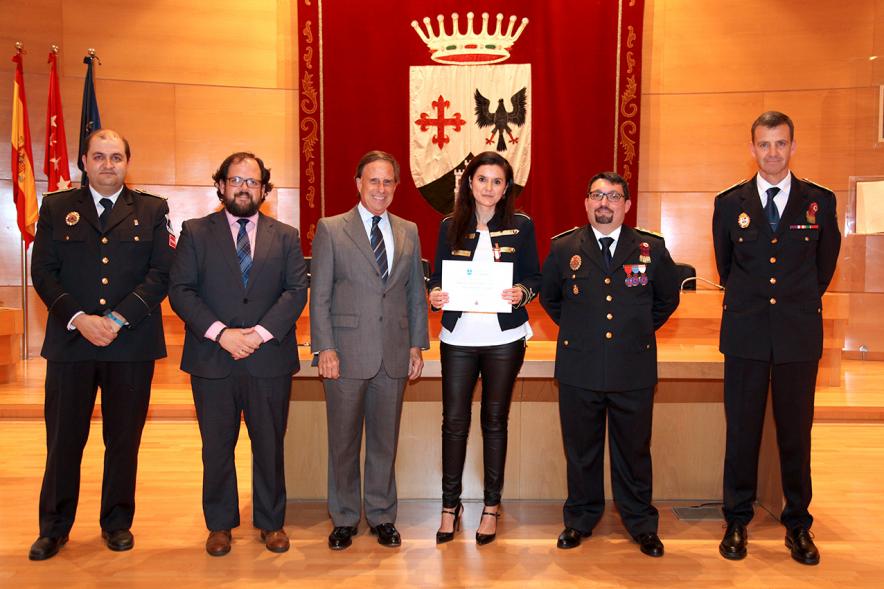 Entrega de Medallas al Mérito de Protección Civil - Imagen de un posado del alcalde García de Vinuesa y otras autoridades con condecorada.