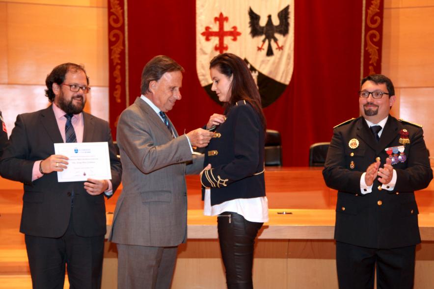 Entrega de Medallas al Mérito de Protección Civil - Imagen unas autoridades y del alcalde García de Vinuesa concediendo su medalla a una condecorada.