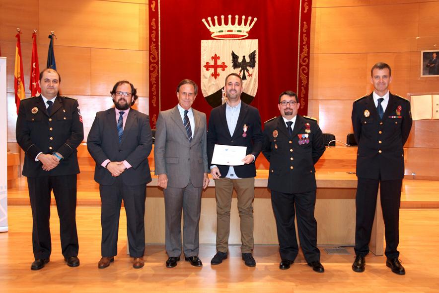 Entrega de Medallas al Mérito de Protección Civil - Imagen de un posado del alcalde García de Vinuesa y otras autoridades con condecorado.