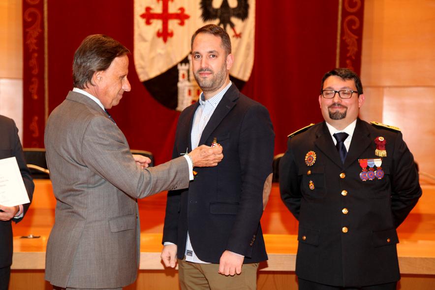 Entrega de Medallas al Mérito de Protección Civil - Imagen unas autoridades y del alcalde García de Vinuesa concediendo su medalla a un condecorado.