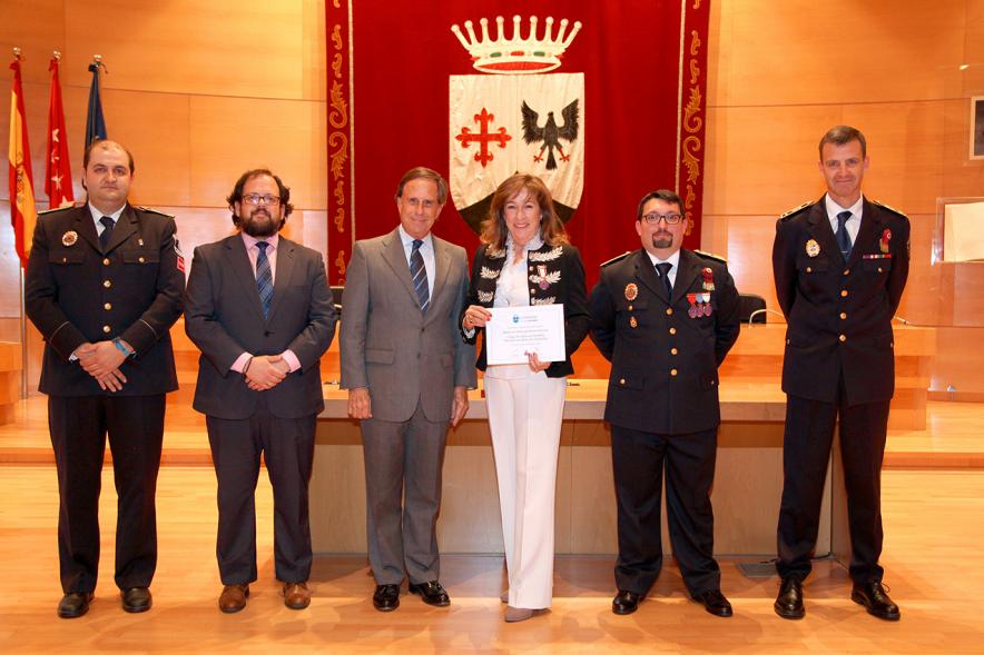 Entrega de Medallas al Mérito de Protección Civil - Imagen de un posado del alcalde García de Vinuesa y otras autoridades con una condecorada.