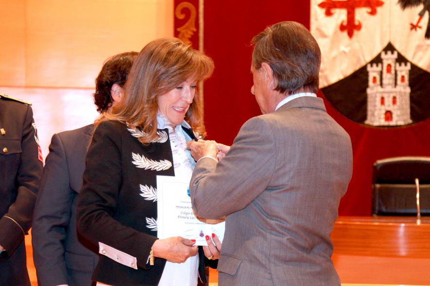 Entrega de Medallas al Mérito de Protección Civil - Imagen unas autoridades y del alcalde García de Vinuesa concediendo su medalla a una condecorada.
