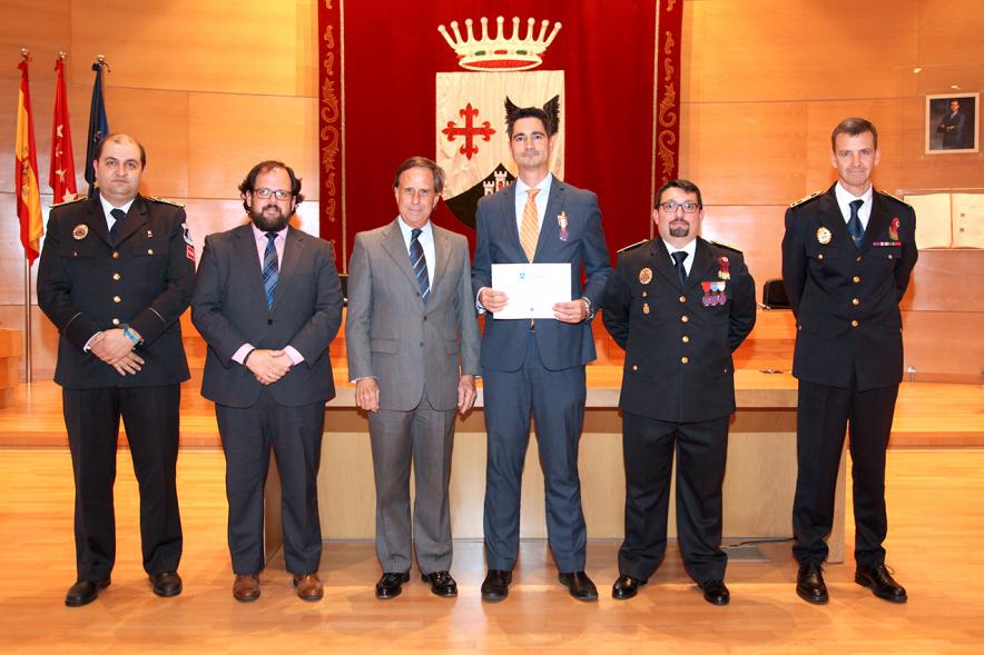 Entrega de Medallas al Mérito de Protección Civil - Imagen de un posado del alcalde García de Vinuesa y otras autoridades con un condecorado.