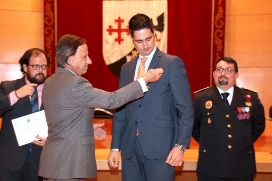 Entrega de Medallas al Mérito de Protección Civil - Imagen unas autoridades y del alcalde García de Vinuesa concediendo su medalla a un condecorado.