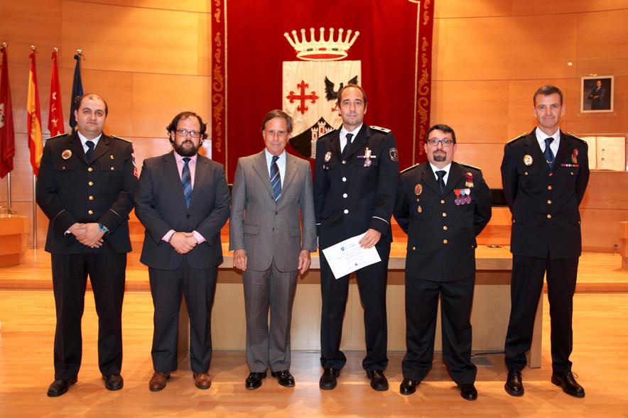 Entrega de Medallas al Mérito de Protección Civil - Imagen de un posado del alcalde García de Vinuesa y otras autoridades con un condecorado.