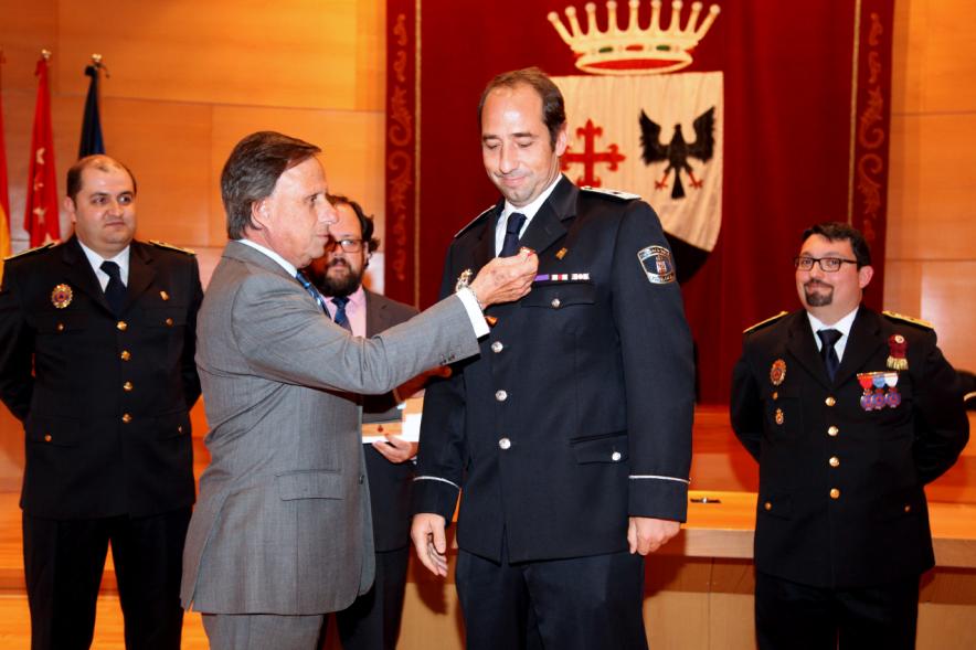 Entrega de Medallas al Mérito de Protección Civil - Imagen unas autoridades y del alcalde García de Vinuesa concediendo su medalla a un condecorado.