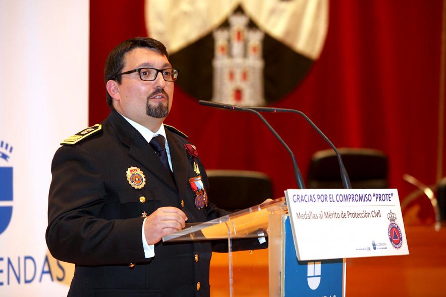 Entrega de Medallas al Mérito de Protección Civil - Imagen de un miembro de un protección civil dirigiéndose al público asistente.