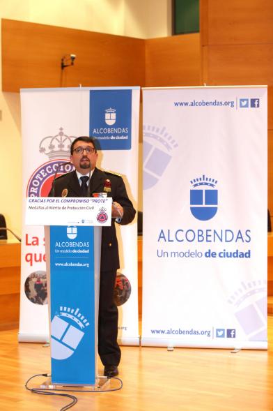 Entrega de Medallas al Mérito de Protección Civil - Imagen de un miembro de un protección civil dirigiéndose al público asistente.