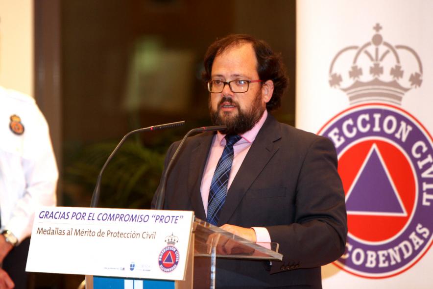 Entrega de Medallas al Mérito de Protección Civil - Imagen de una autoridad dirigiéndose al público asistente.