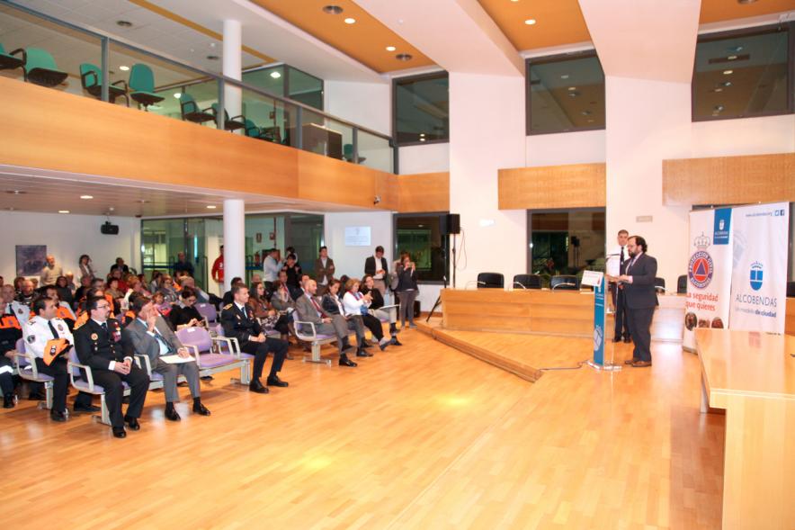 Entrega de Medallas al Mérito de Protección Civil - Imagen lejana de una autoridad dirigiéndose al público asistente. 