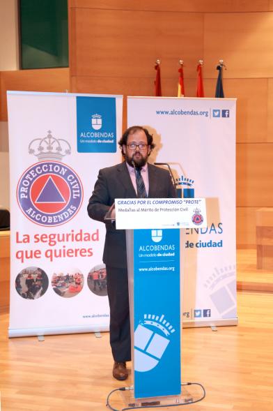 Entrega de Medallas al Mérito de Protección Civil - Imagen de una autoridad dirigiéndose al público asistente.