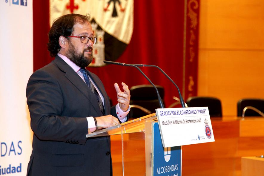 Entrega de Medallas al Mérito de Protección Civil - Imagen de una autoridad dirigiéndose al público asistente.