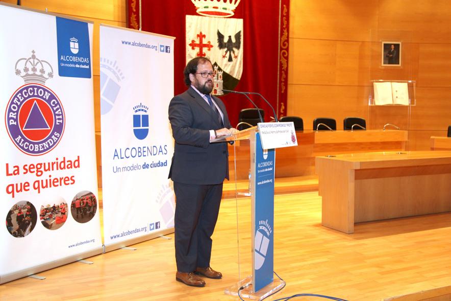 Entrega de Medallas al Mérito de Protección Civil - Imagen de una autoridad dirigiéndose al público asistente.
