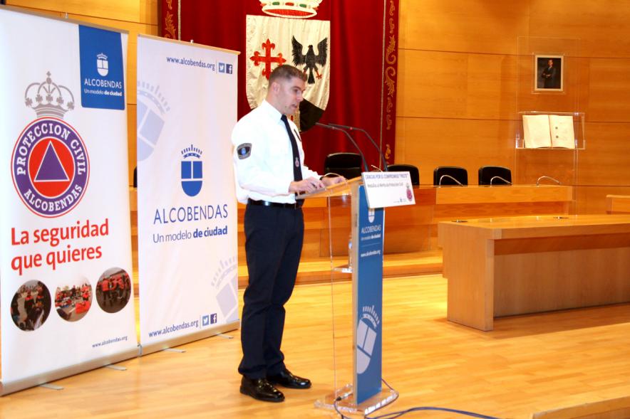 Entrega de Medallas al Mérito de Protección Civil - Imagen de un miembro de un protección civil dirigiéndose al público asistente.