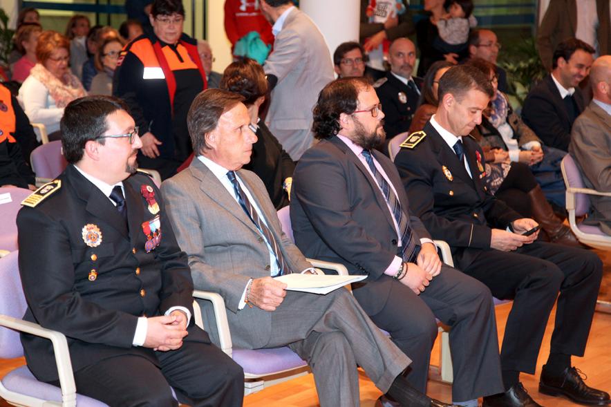 Entrega de Medallas al Mérito de Protección Civil - Imagen del alcalde García de Vinuesa y otras autoridades sentadas primera fila entre el público.