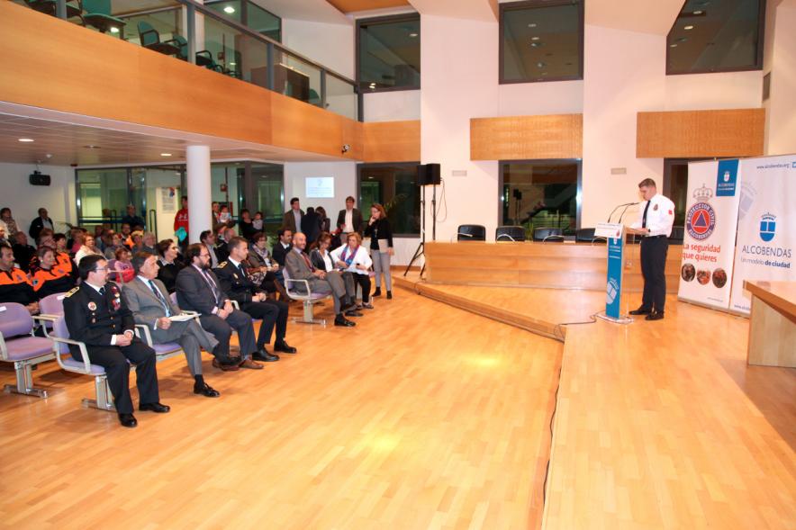 Entrega de Medallas al Mérito de Protección Civil - Imagen alejada del alcalde García de Vinuesa y otras autoridades sentadas primera fila entre el público.
