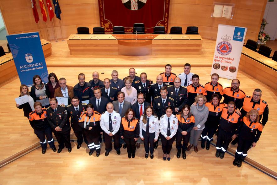 Entrega de Medallas de Protección Civil 2018 - Imagen cenital de todos los premiados posando con las autoridades asistentes al acto.