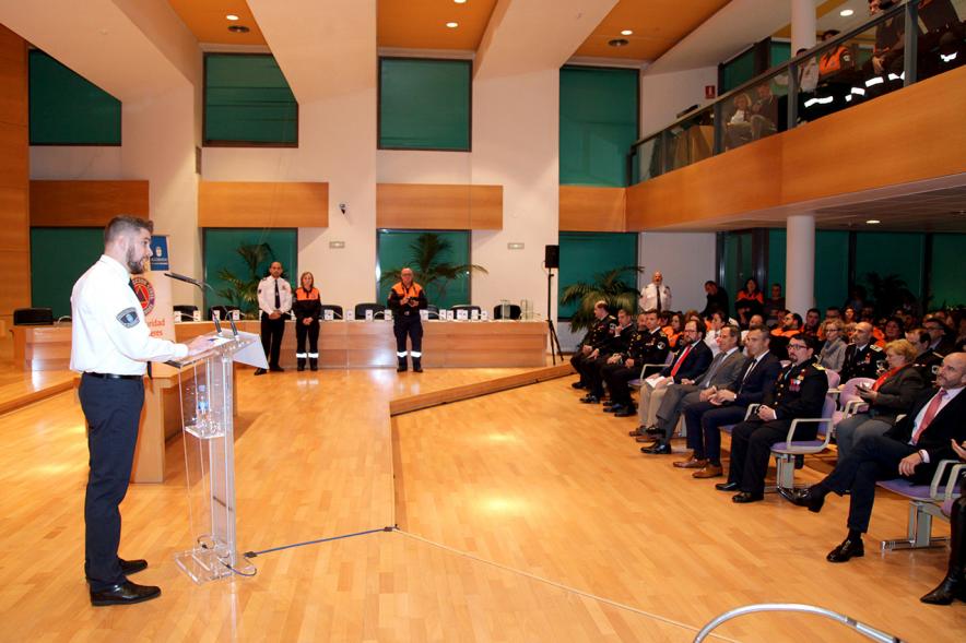 Entrega de Medallas de Protección Civil 2018 - Imagen de un miembro de Protección Civil dirigiéndose a los asistentes al acto.