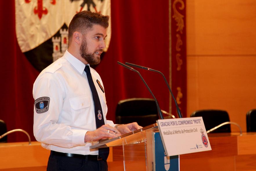 Entrega de Medallas de Protección Civil 2018 -  Imagen primer plano de un miembro de Protección Civil dirigiéndose a los asistentes al acto.