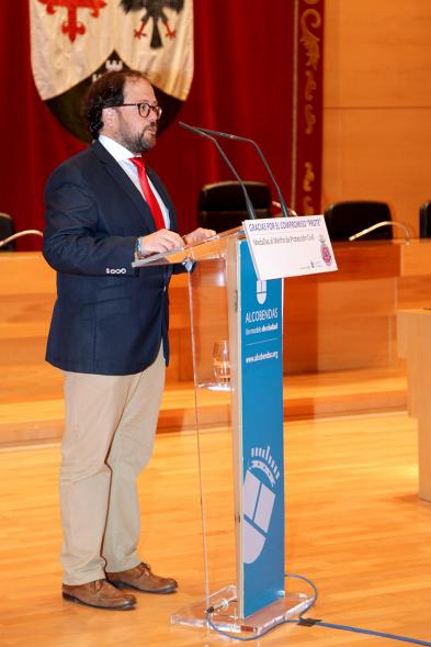 Entrega de Medallas de Protección Civil 2018 - Imagen de una de las autoridades asistentes al acto dirigiéndose a los asistentes al acto.