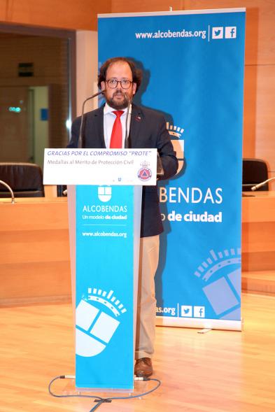 Entrega de Medallas de Protección Civil 2018 - Imagen de una de las autoridades asistentes al acto dirigiéndose a los asistentes al acto.