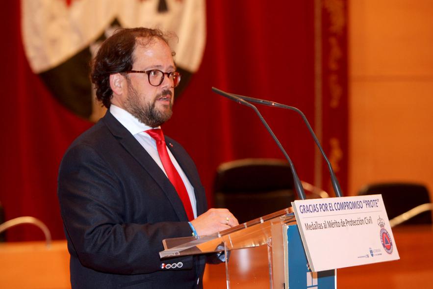 Entrega de Medallas de Protección Civil 2018 - Imagen de una de las autoridades asistentes al acto dirigiéndose a los asistentes al acto.